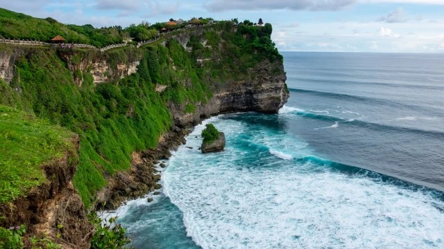 Над островом Богов